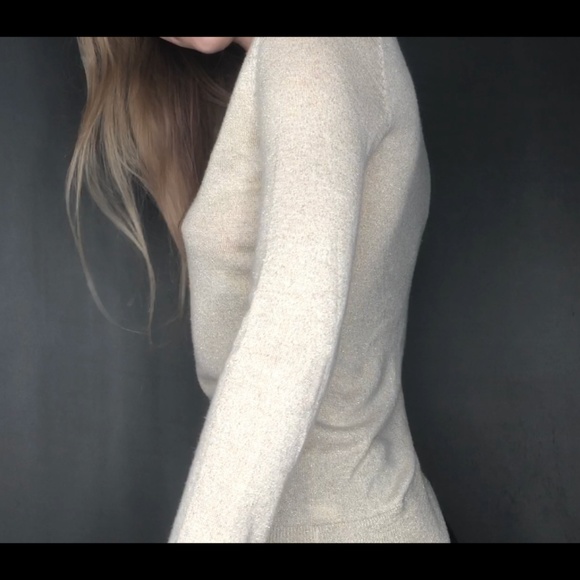 🥞NEW: V-NECK CREAM AND GOLD LONG-SLEEVE TOP🥞 - Picture 2 of 4